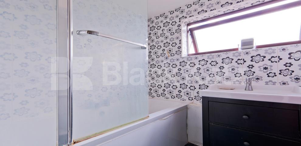 			LET , 3 Bedroom, 1 bath, 1 reception End Terraced House			 Radcliffe Path, Clapham 